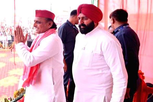Pilibhit : Samajwadi Party President Akhilesh Yadav during an election ...