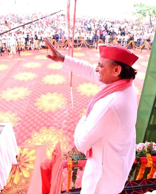 Pilibhit : Samajwadi Party President Akhilesh Yadav during an election ...