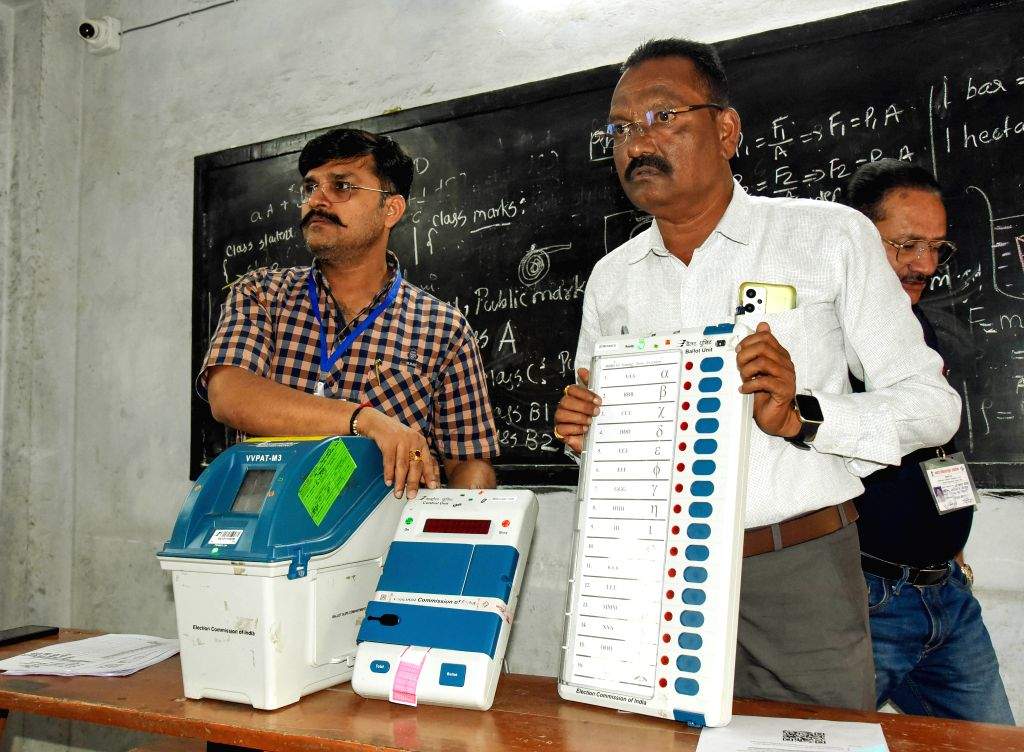 Polling personnel receive training on EVMs ahead of the Maharashtra ...