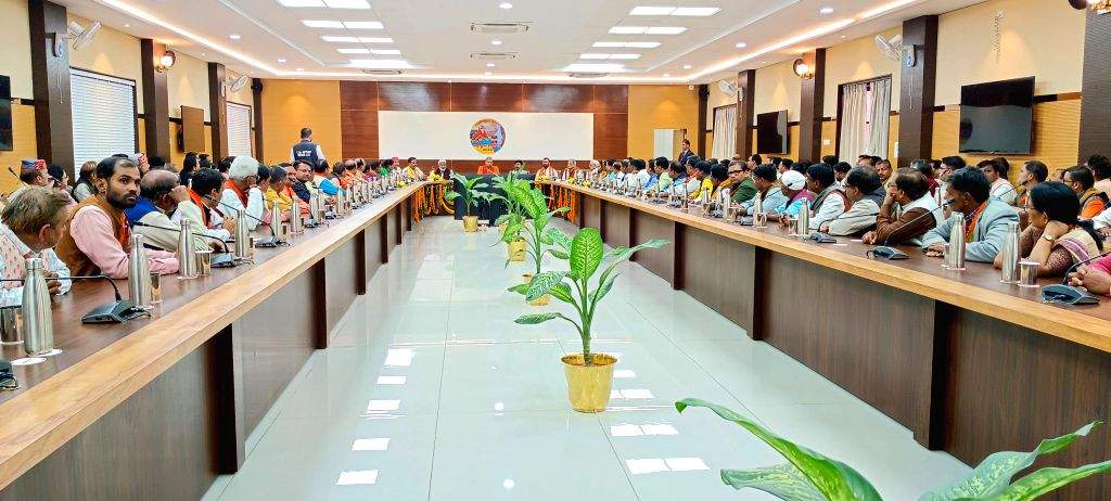 Prayagraj : Uttar Pradesh CM Yogi Adityanath chairs a meeting with the ...