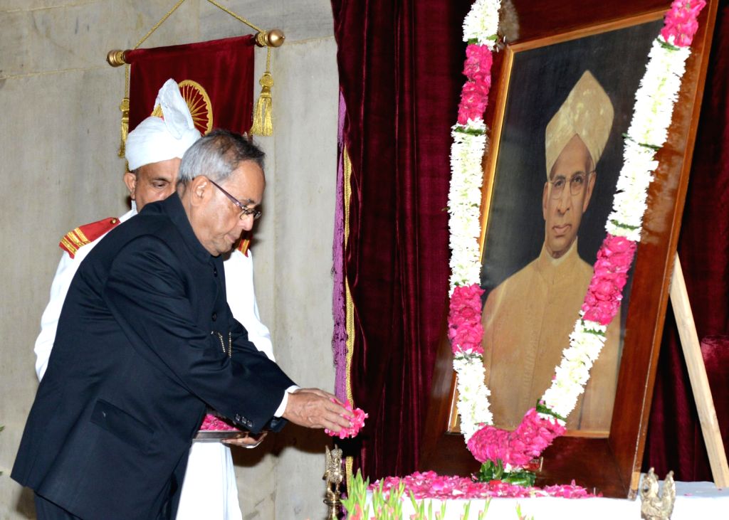 Pranab Mukherjee paying floral tribute to Dr Sarvepalli Radhakrishnan ...