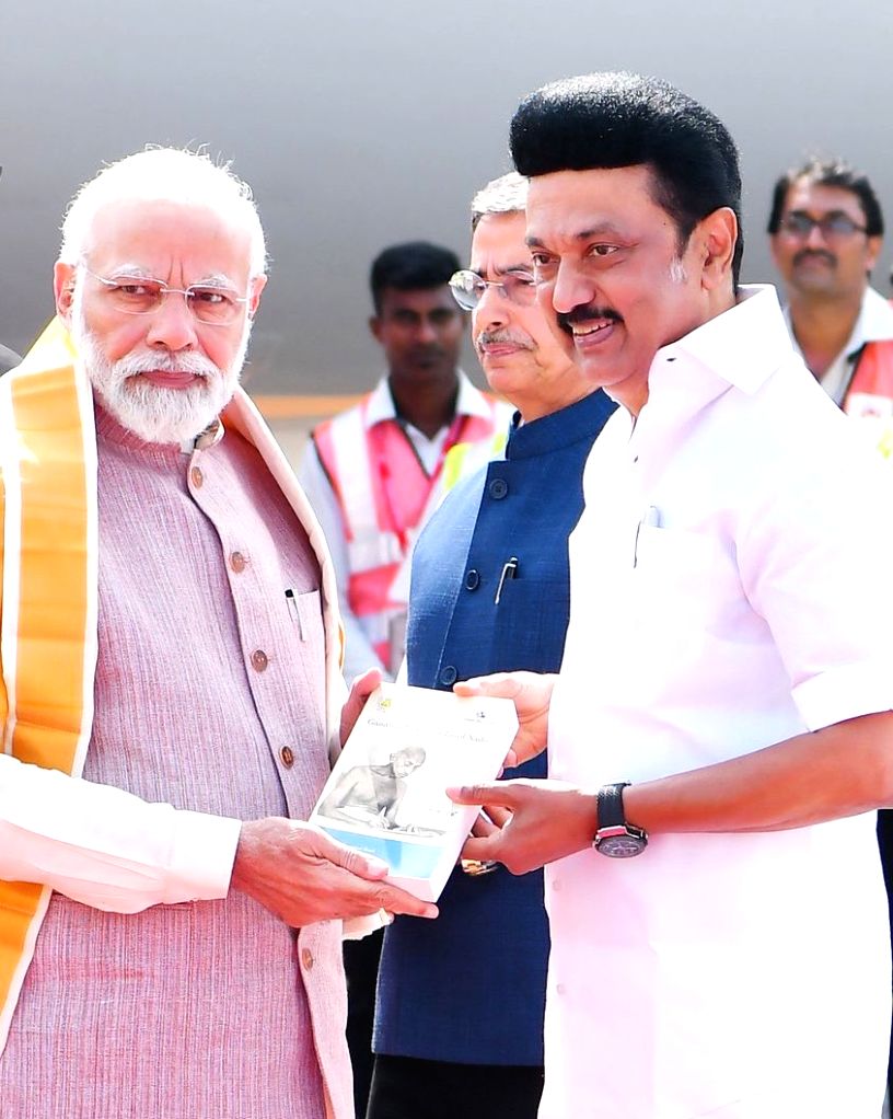 Prime Minister Narendra Modi being received by Tamil Nadu Chief ...