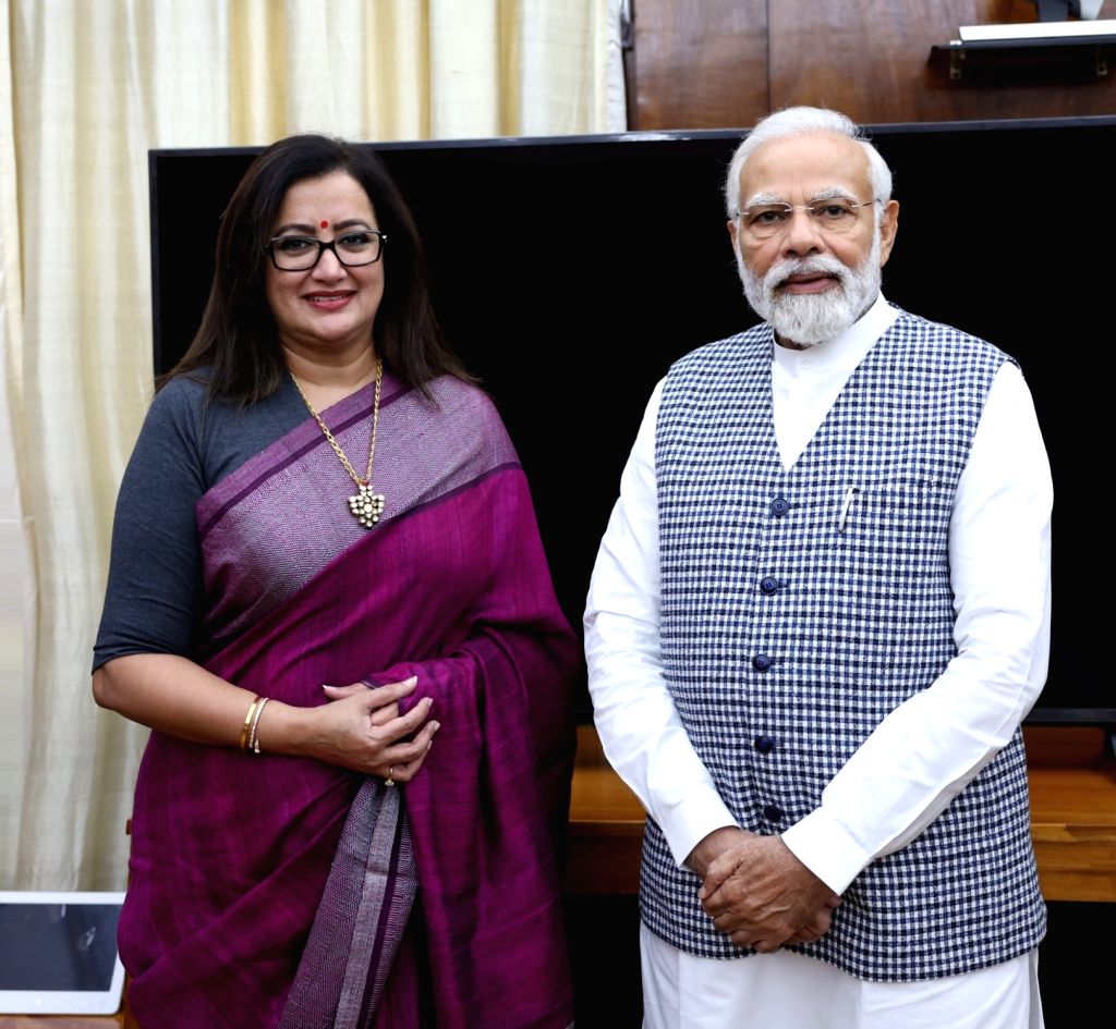 Independent Mp Prime Minister Narendra Modi meets independent Lok Sabha MP from Mandya ...