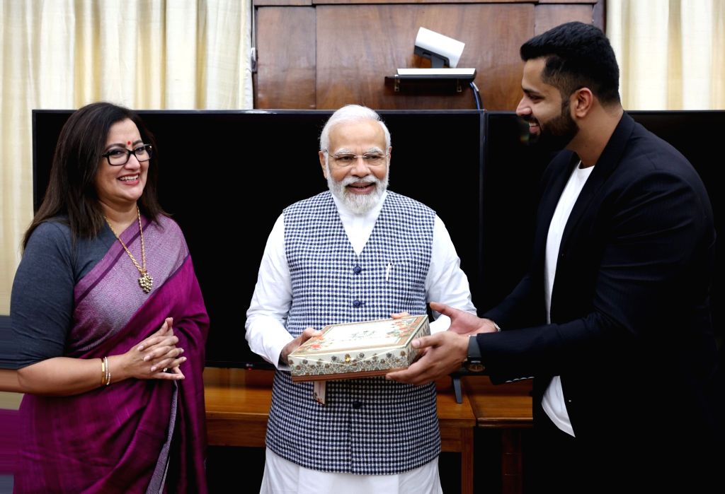 Independent Mp Prime Minister Narendra Modi meets independent Lok Sabha MP from Mandya ...