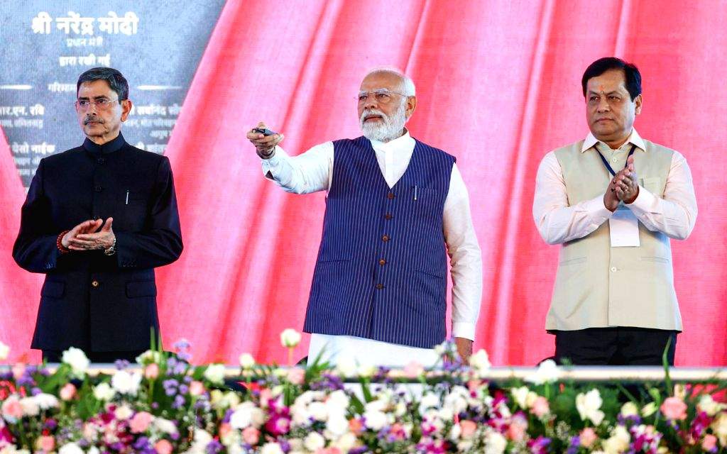 Prime Minister Narendra Modi with Tamil Nadu Governor R.N. Ravi and ...