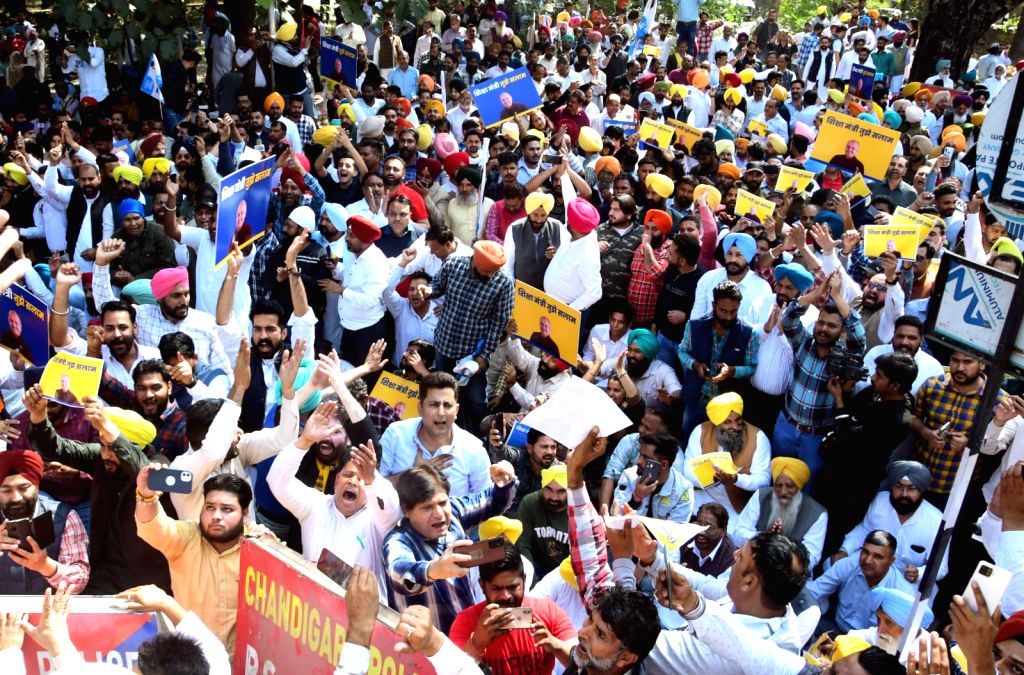 Punjab AAP members hold a massive protest outside the Punjab BJP ...