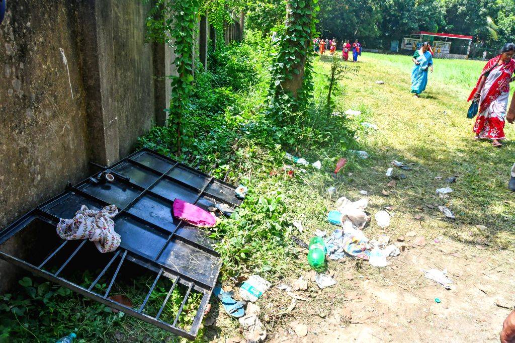 Purba Bardhaman: Audition Chaos for the reality show ‘Lakh Takar Lokkhi Labh’ - Bardhaman, West Bengal, Lakh Takar Lokkhi Labh, damaged gate, auditions, chaos, crowd, school, reality show