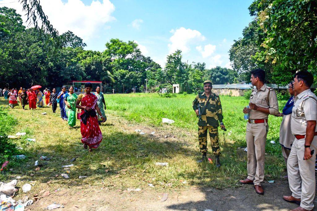 Purba Bardhaman: Audition Chaos for the reality show ‘Lakh Takar Lokkhi Labh’ - Bardhaman, West Bengal, Lakh Takar Lokkhi Labh, damaged gate, auditions, chaos, crowd, school, reality show