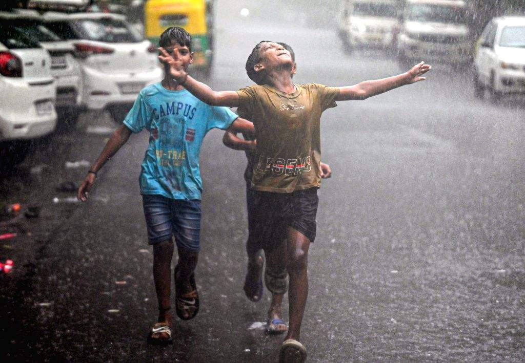 Rain lashes Noida