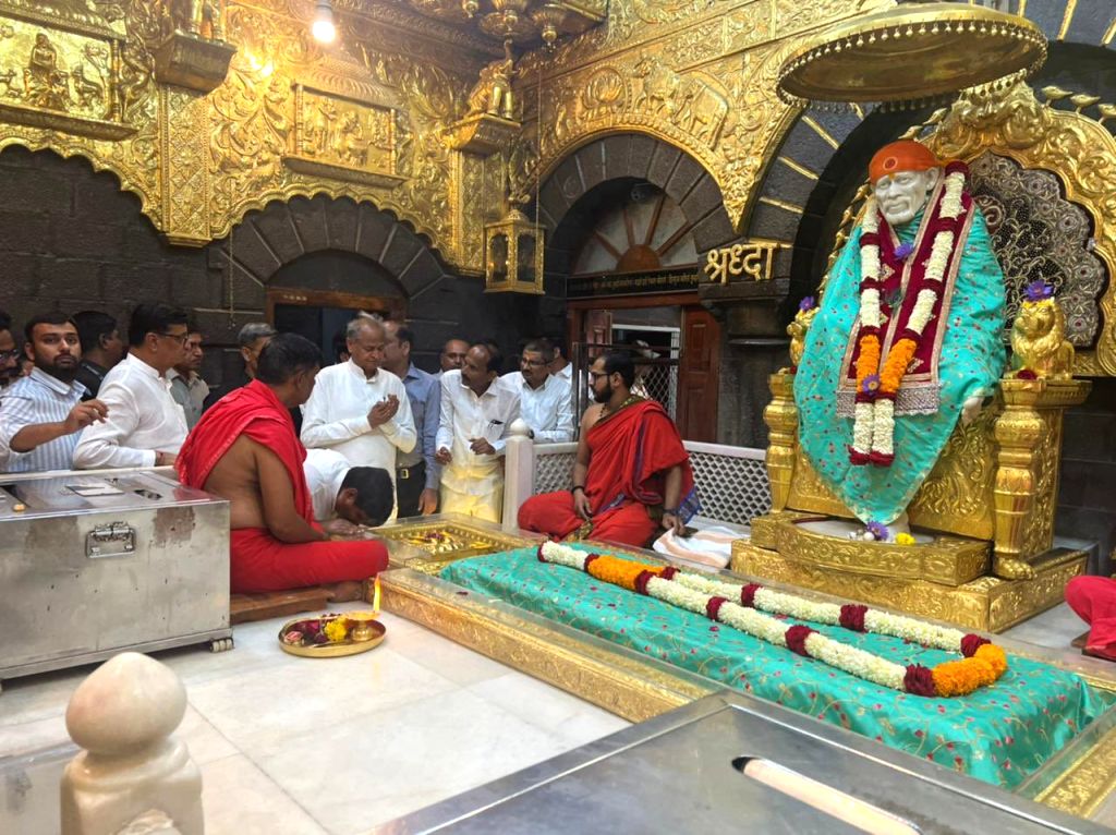 Shirdi: Rajasthan CM Ashok Gehlot offers prayers at Sai Baba temple