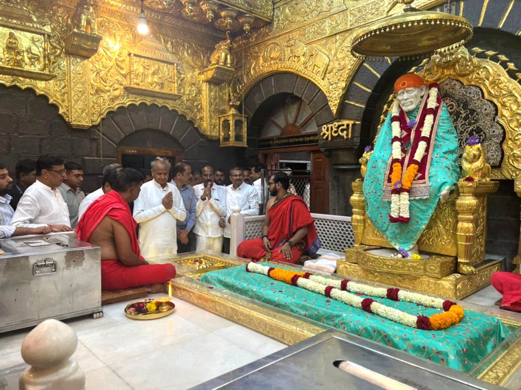 Shirdi: Rajasthan CM Ashok Gehlot offers prayers at Sai Baba temple