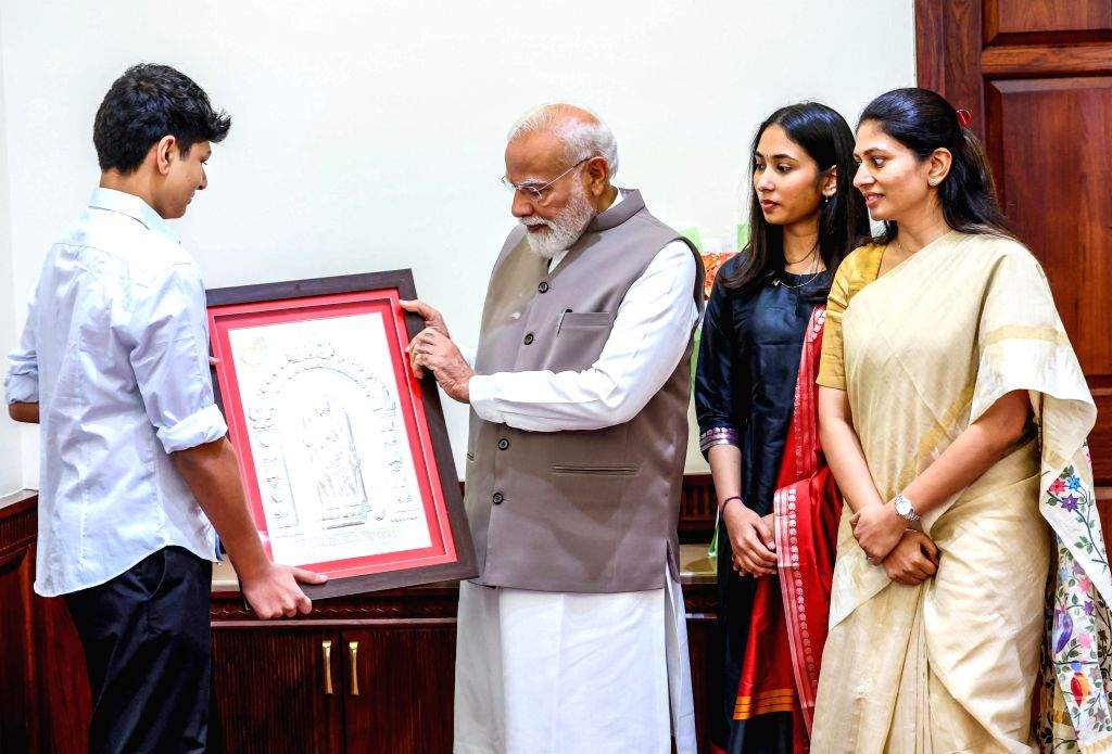 Modir Raksha Raksha Khadse meets PM Narendra Modi