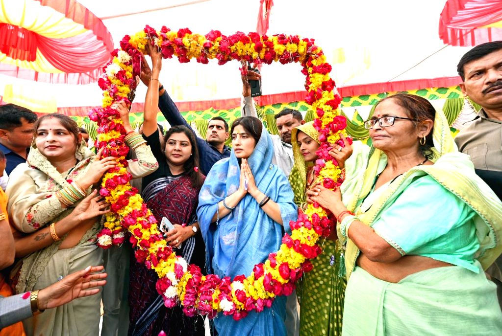Mainpuri: Samajwadi Party candidate Dimple Yadav being felicitated