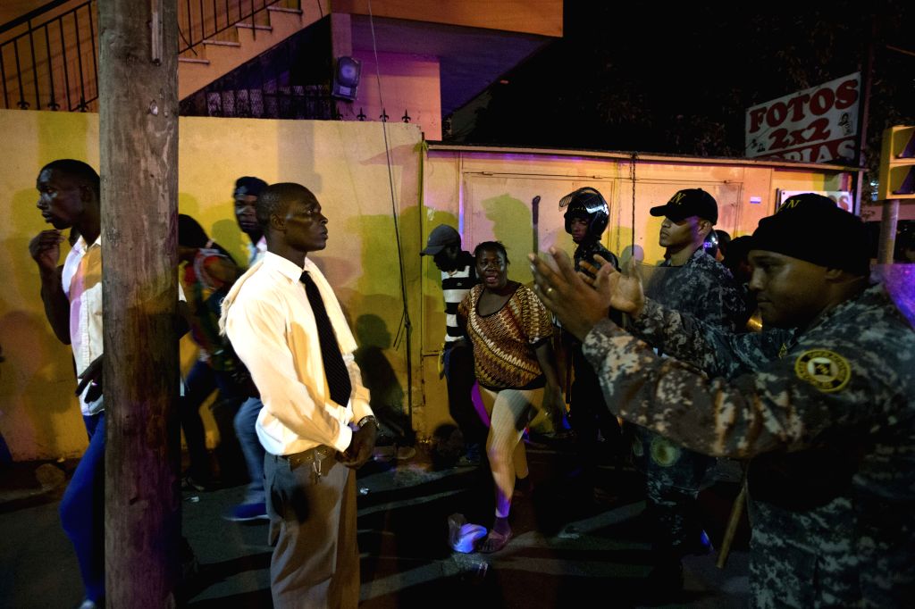 SANTO DOMINGO POLICE CLEAR IMMIGRANTS FROM THE MINISTRY OF INTERIOR
