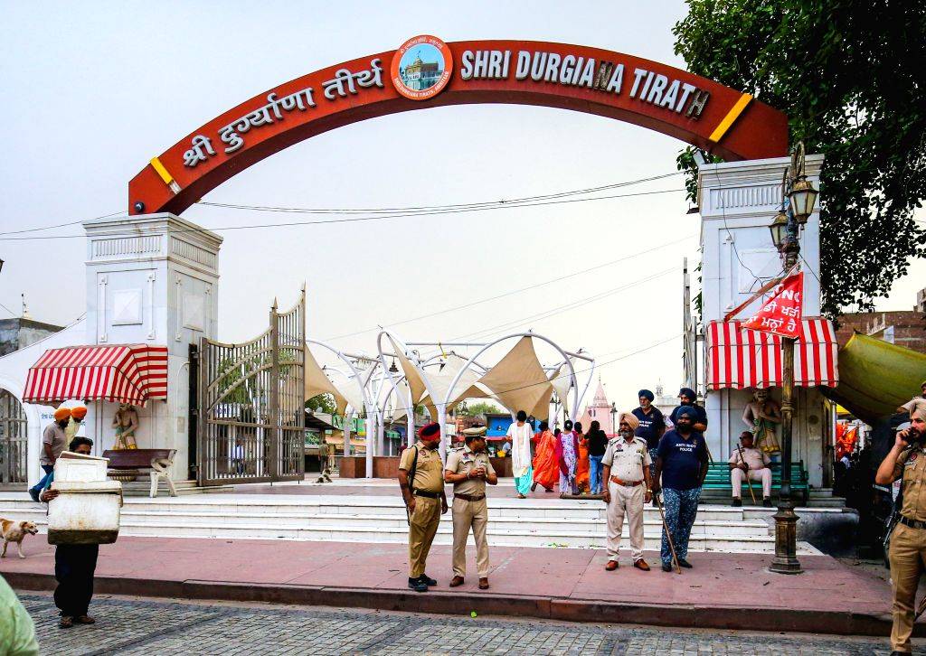 ਪੰਜਾਬ ਦੇ 5 ਪ੍ਰਮੁੱਖ ਮੰਦਿਰਾਂ ਅਤੇ ਸਕੱਤਰੇਤ ਨੂੰ ਬੰਬ ਨਾਲ ਉਡਾਉਣ ਦੀ ਧਮਕੀ Security Heightened at Durgiana Temple After Bomb Threat