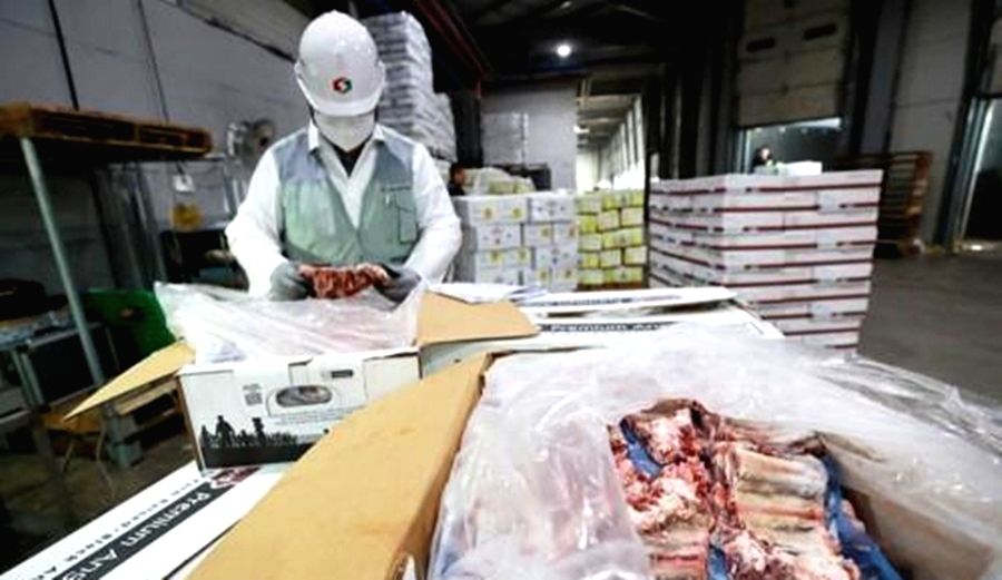 : Seoul : An inspector checking imported beef