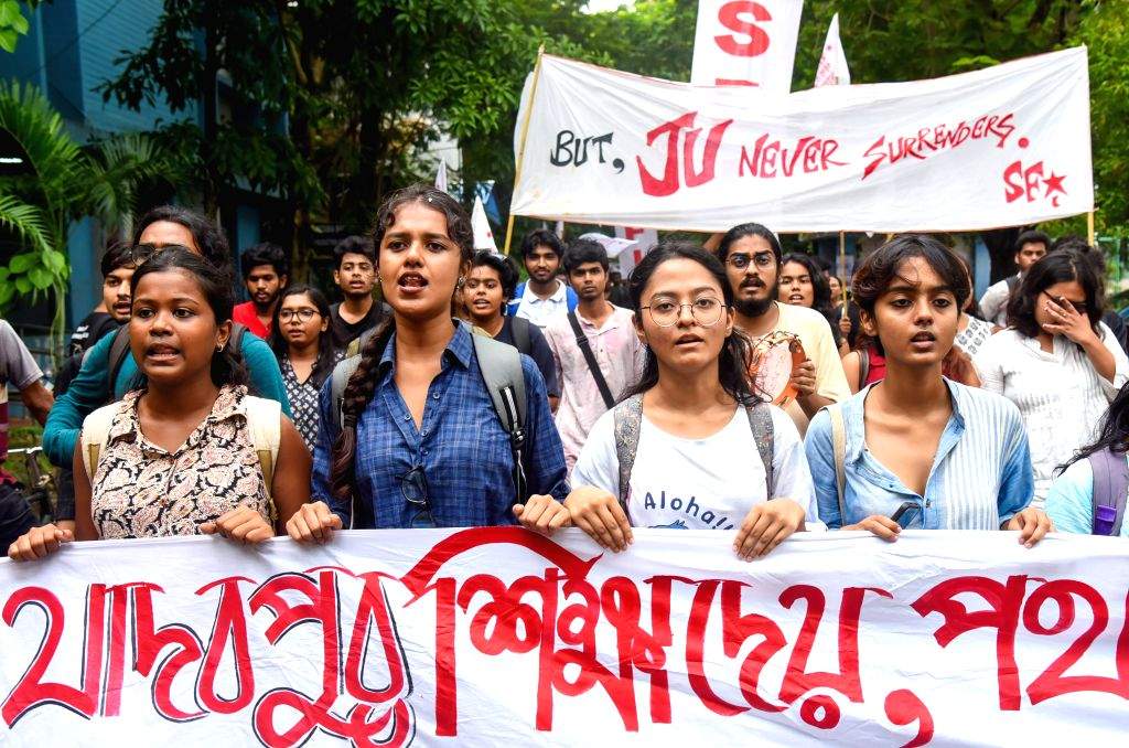 SFI Members Hold Protest Rally at Jadavpur University - Kolkata, West Bengal, Jadavpur University, SFI, Students' Federation of India, ABVP, protest, protest rally, student protest, campus democracy, student union elections, university campus, student poli