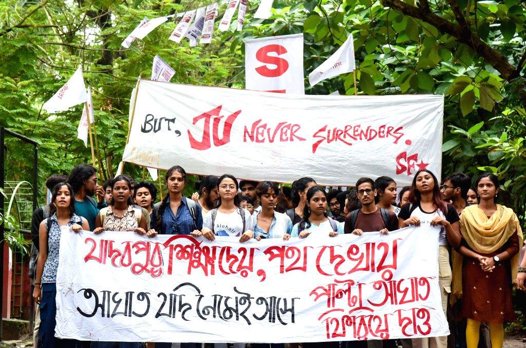 SFI Members Hold Protest Rally at Jadavpur University - Kolkata, West Bengal, Jadavpur University, SFI, Students' Federation of India, ABVP, protest, protest rally, student protest, campus democracy, student union elections, university campus, student poli