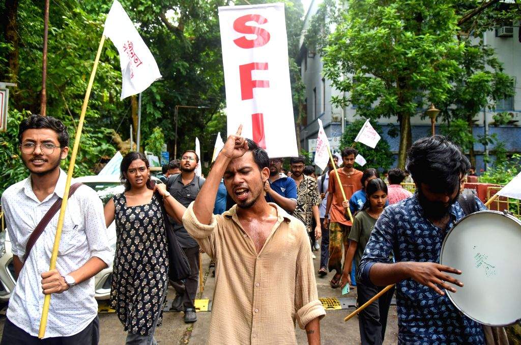SFI Members Hold Protest Rally at Jadavpur University - Kolkata, West Bengal, Jadavpur University, SFI, Students' Federation of India, ABVP, protest, protest rally, student protest, campus democracy, student union elections, university campus, student poli