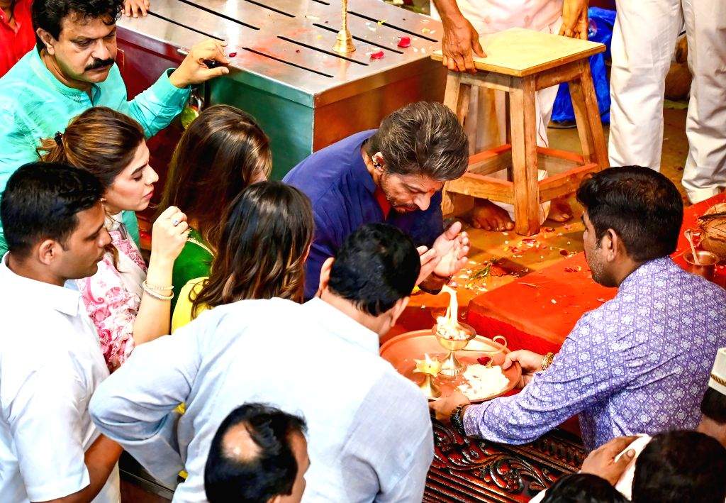 Shah Rukh Khan visits Lalbaugcha Raja