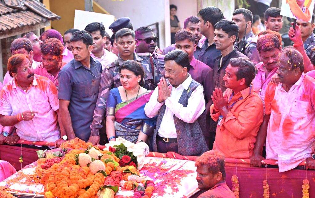 Sindhudurg : BJP's Nitesh Narayan Rane celebrates with supporters after ...