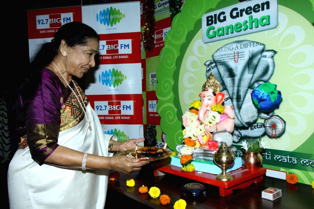 Asha Bhosle perform Ganesh aarti at 92.7 BIG FM office