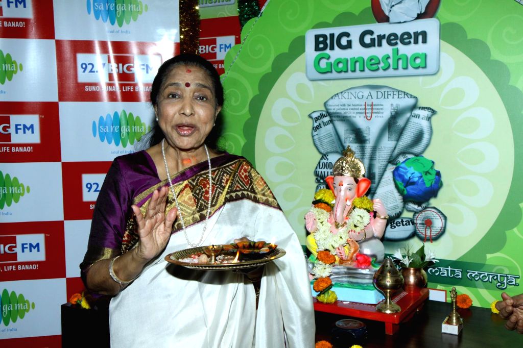 Asha Bhosle perform Ganesh aarti at 92.7 BIG FM office