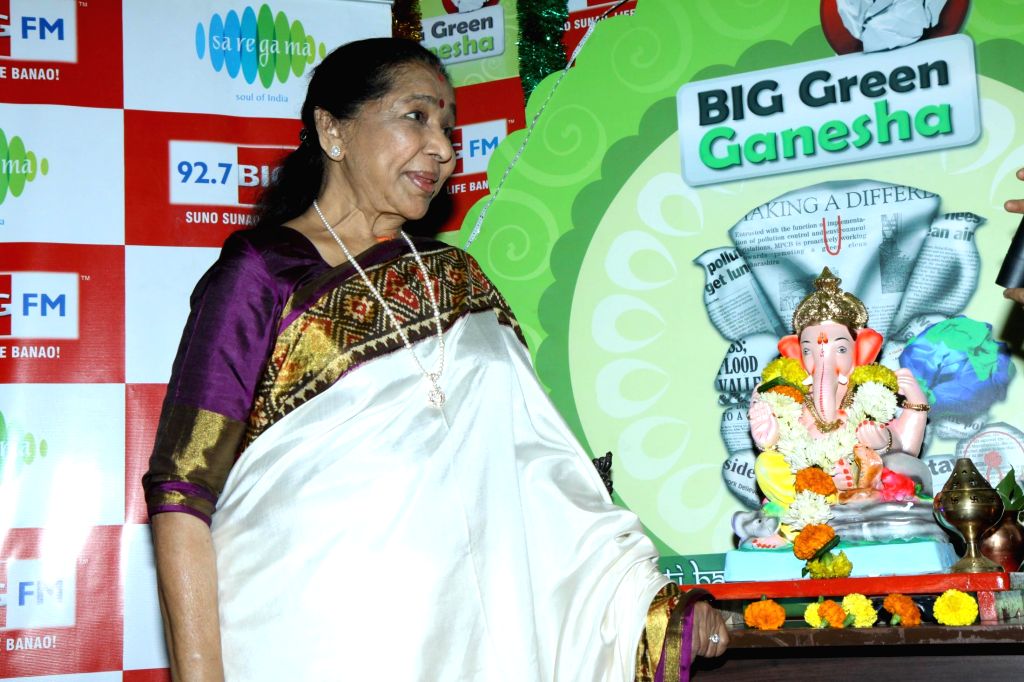 Asha Bhosle perform Ganesh aarti at 92.7 BIG FM office