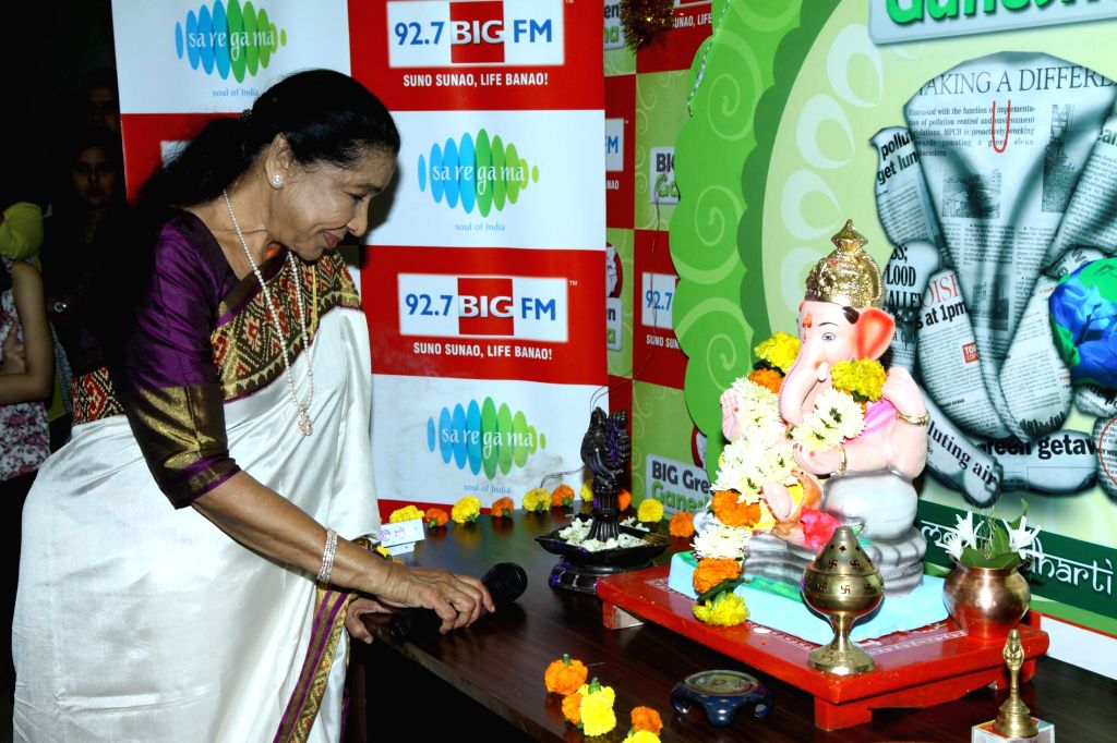 Asha Bhosle perform Ganesh aarti at 92.7 BIG FM office