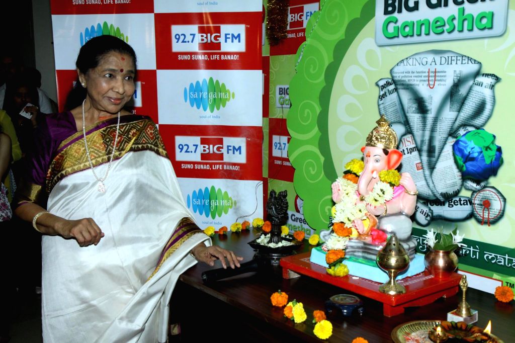 Asha Bhosle perform Ganesh aarti at 92.7 BIG FM office