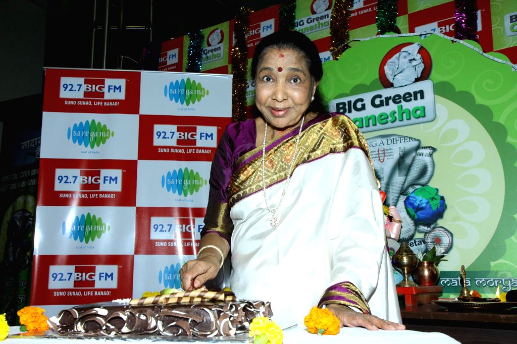 Asha Bhosle perform Ganesh aarti at 92.7 BIG FM office