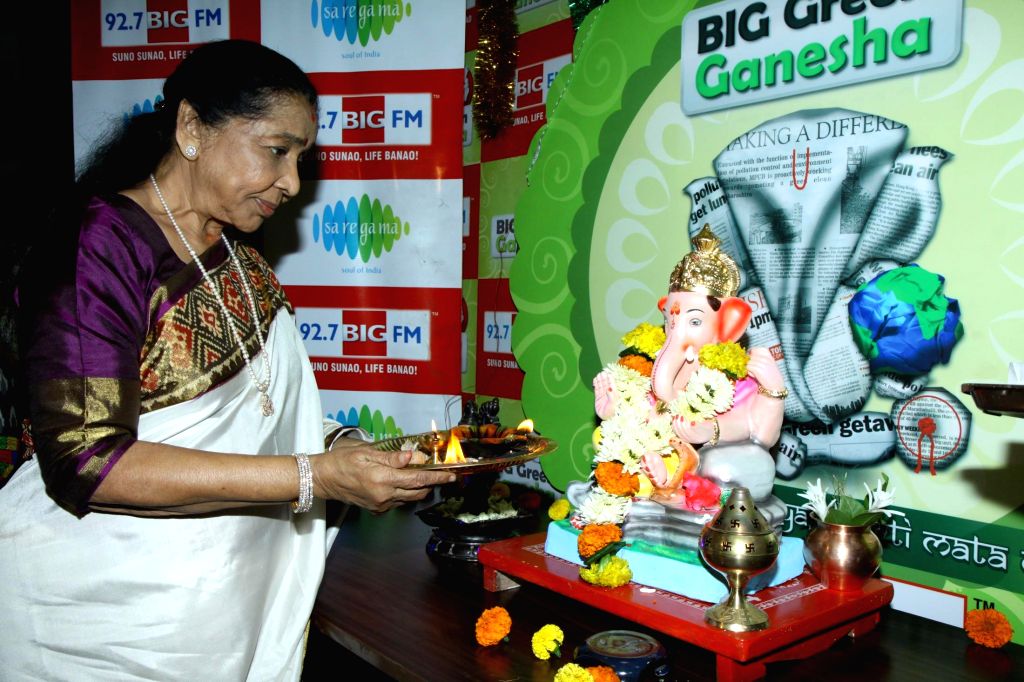 Asha Bhosle perform Ganesh aarti at 92.7 BIG FM office