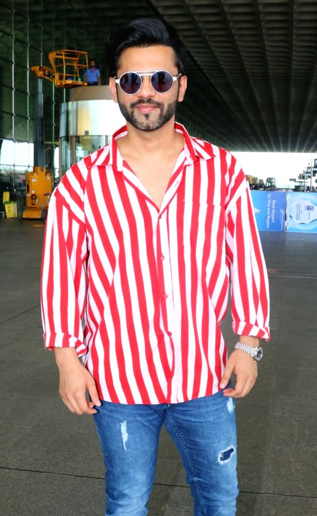 : Mumbai:Singer Rahul Vaidya Spotted At Airport Departure in Mumbai