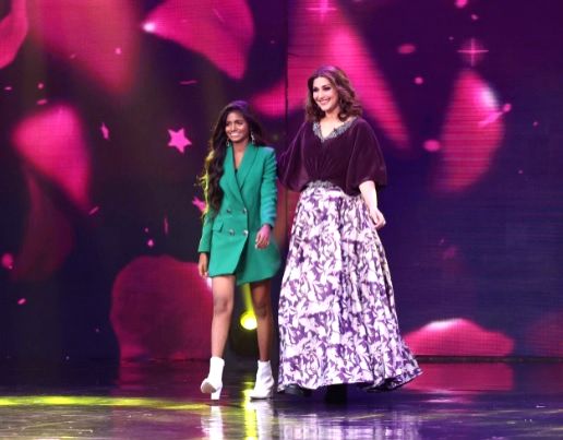 Sonali Bendre, Maleesha Kharwa ramp walk to tune of song 'Pretty Woman ...