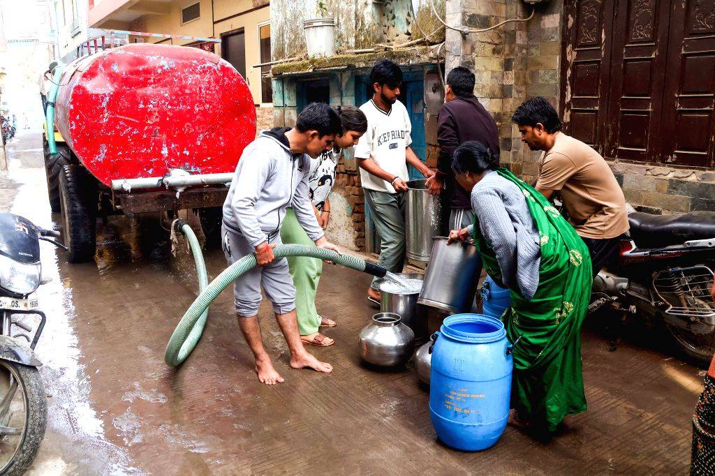 https://files.prokerala.com/news/photos/imgs/1024/tanker-water-supply-in-bhagirathpura-1955101.jpg