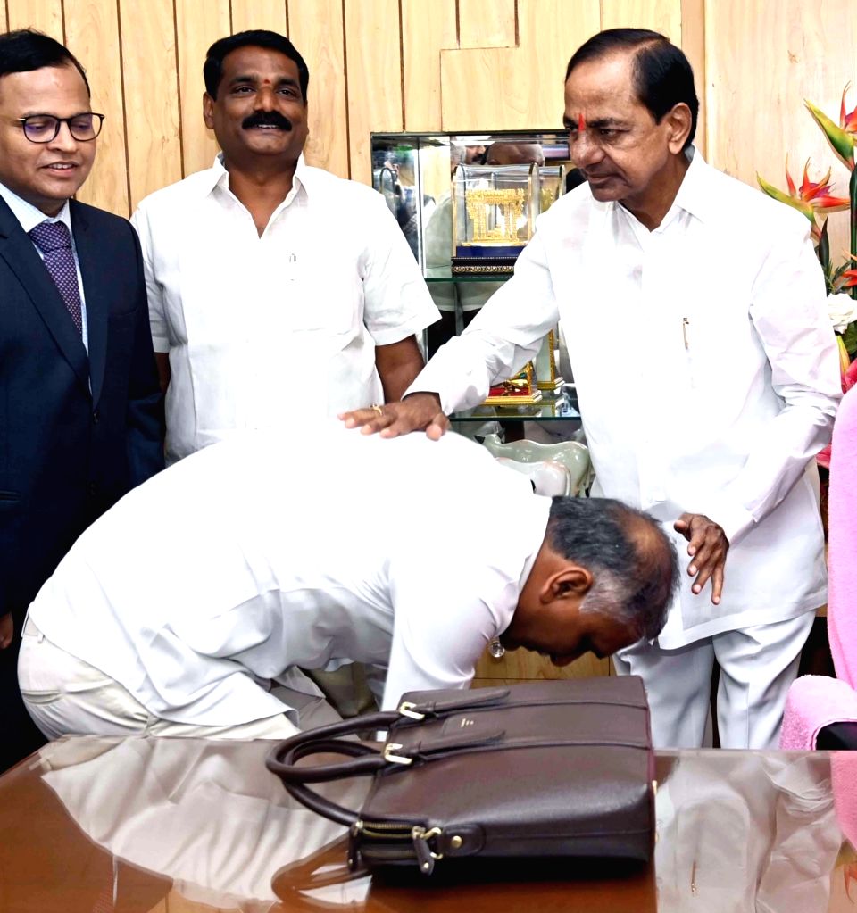 Telangana finance minister Harish Rao takes blessings from CM K ...
