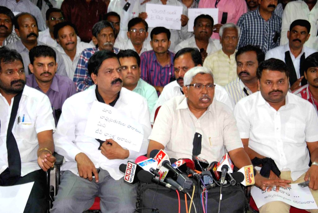 Kodanda Rao Reddy Telangana JAC leader Kodanda Ram Reddy with TNGOS leaders addressing media