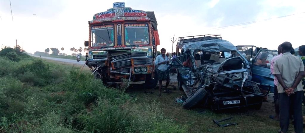 4 Killed 6 Injured In Road Accident In Andhra
