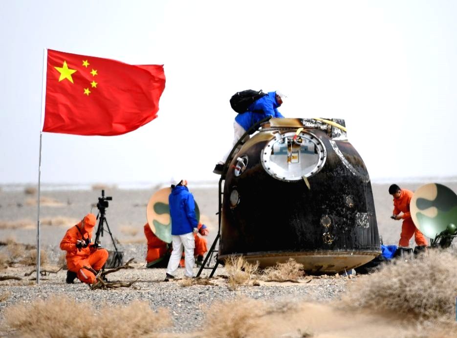 The return capsule of the Shenzhou-13 manned spaceship lands ...