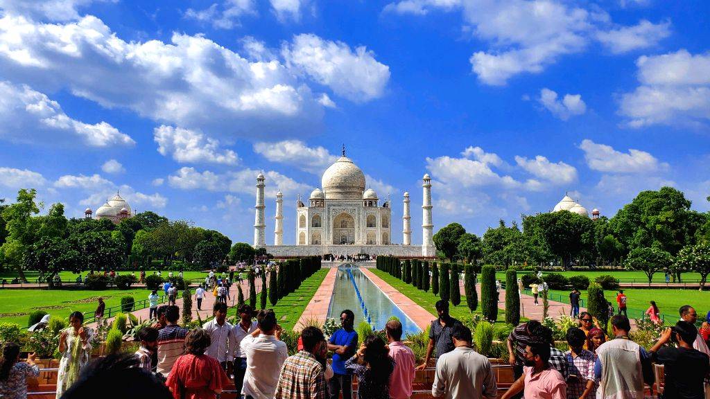 tourists-visit-the-taj-mahal