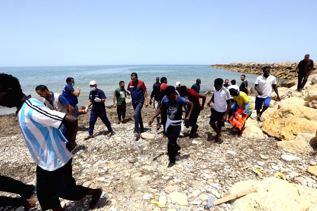Libyan navy rescues 62 illegal immigrants