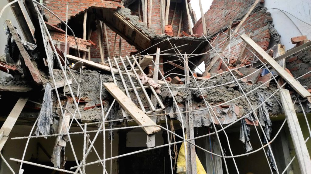Under construction building collapses in Delhi, 4-5 feared trapped in ...