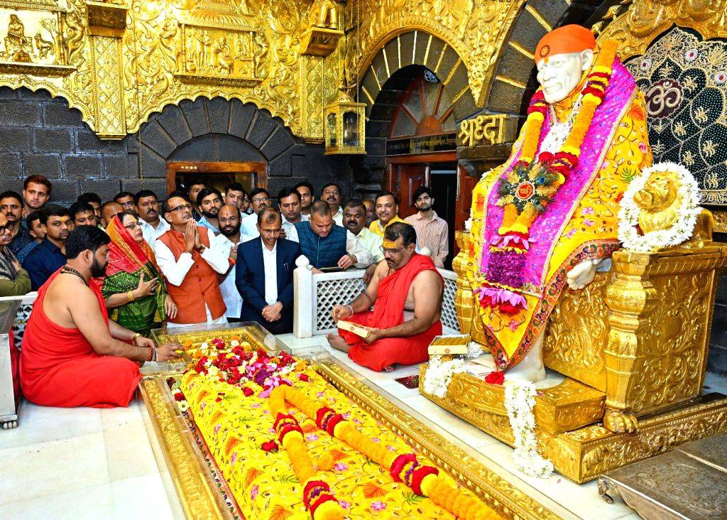 Union Minister Shivraj Singh Chouhan offers prayers at the Sai Baba temple