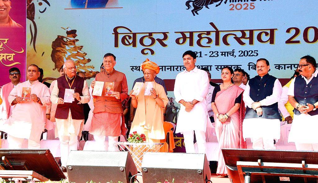 UP CM Yogi Adityanath honors artists at 'Bithoor Mahotsav 2025