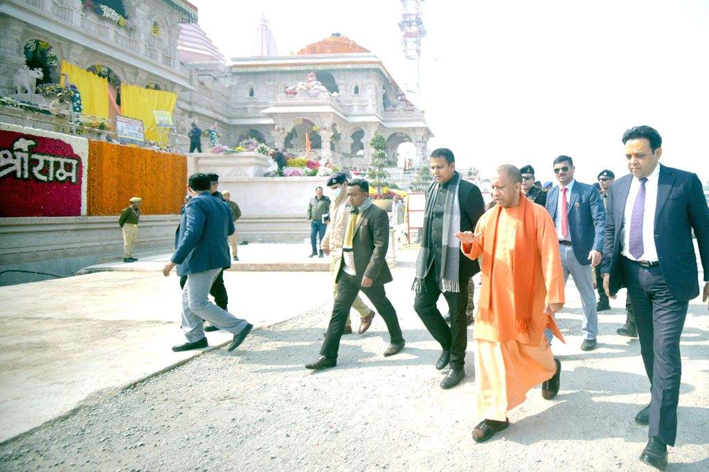 Uttar Pradesh Chief Minister Yogi Adityanath visits the Ram Temple in ...