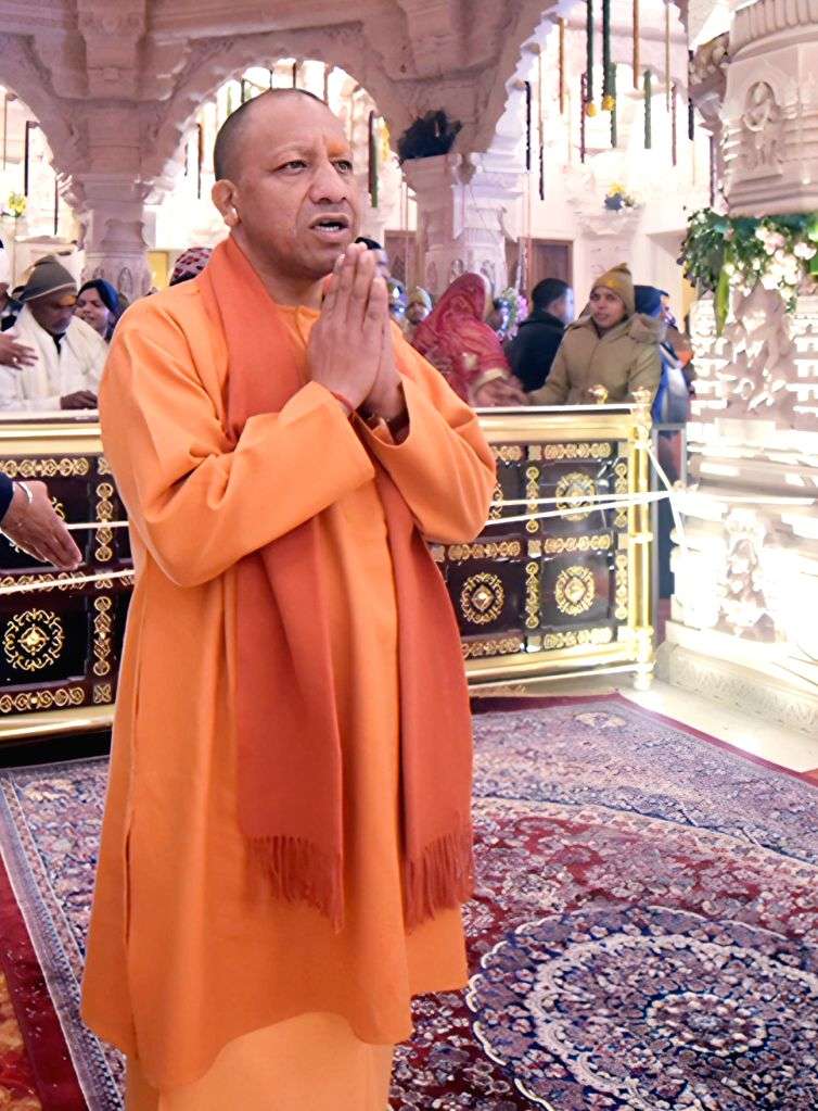 Uttar Pradesh Chief Minister Yogi Adityanath visits the Ram Temple in ...