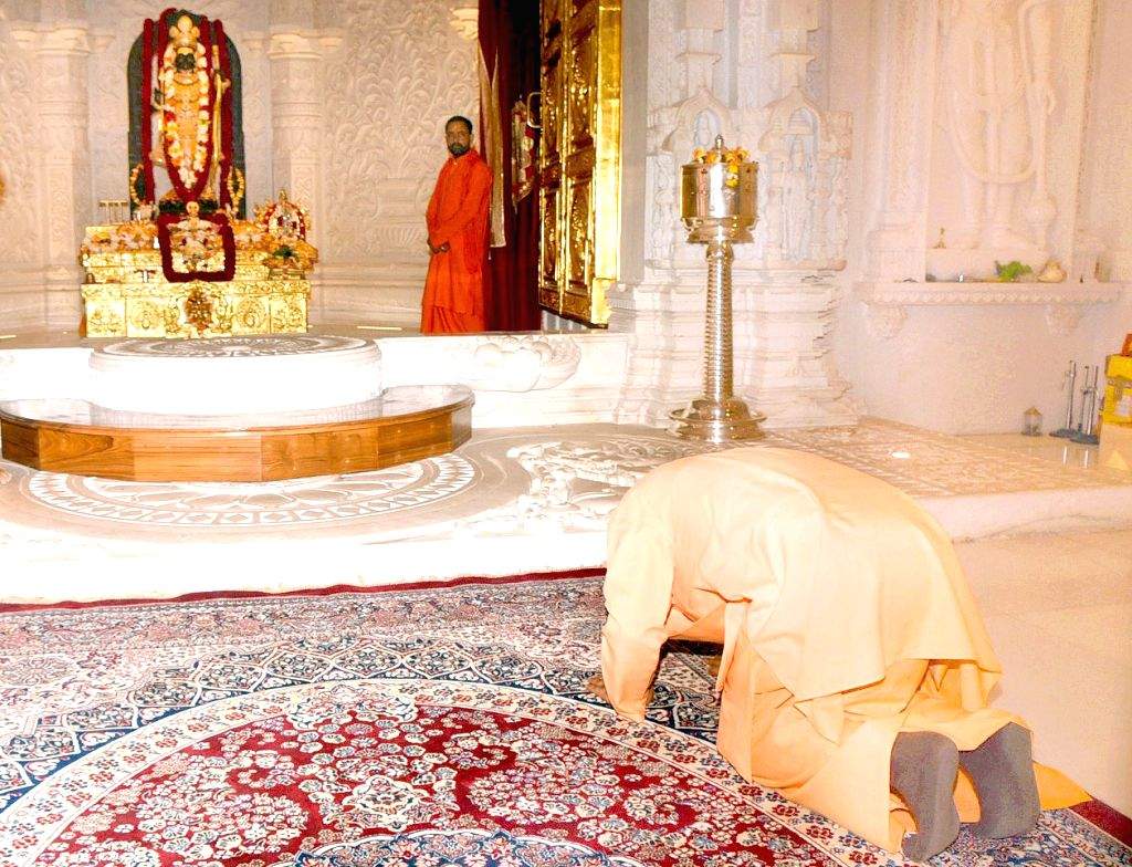 Uttar Pradesh Chief Minister Yogi Adityanath offers prayer at the Ram ...