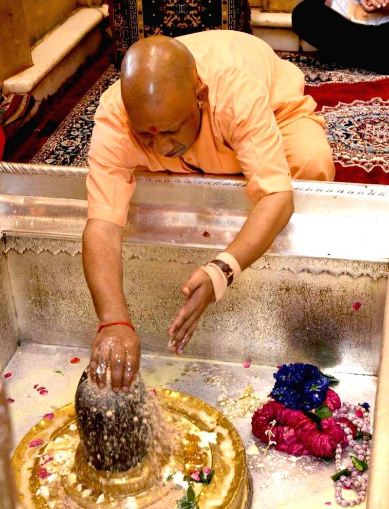Uttar Pradesh Chief Minister Yogi Adityanath offers prayers at Kashi ...