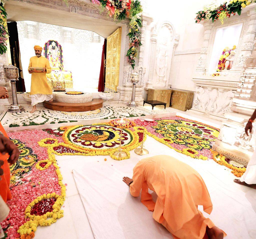 Uttar Pradesh Chief Minister Yogi Adityanath offers prayers at Shri Ram ...