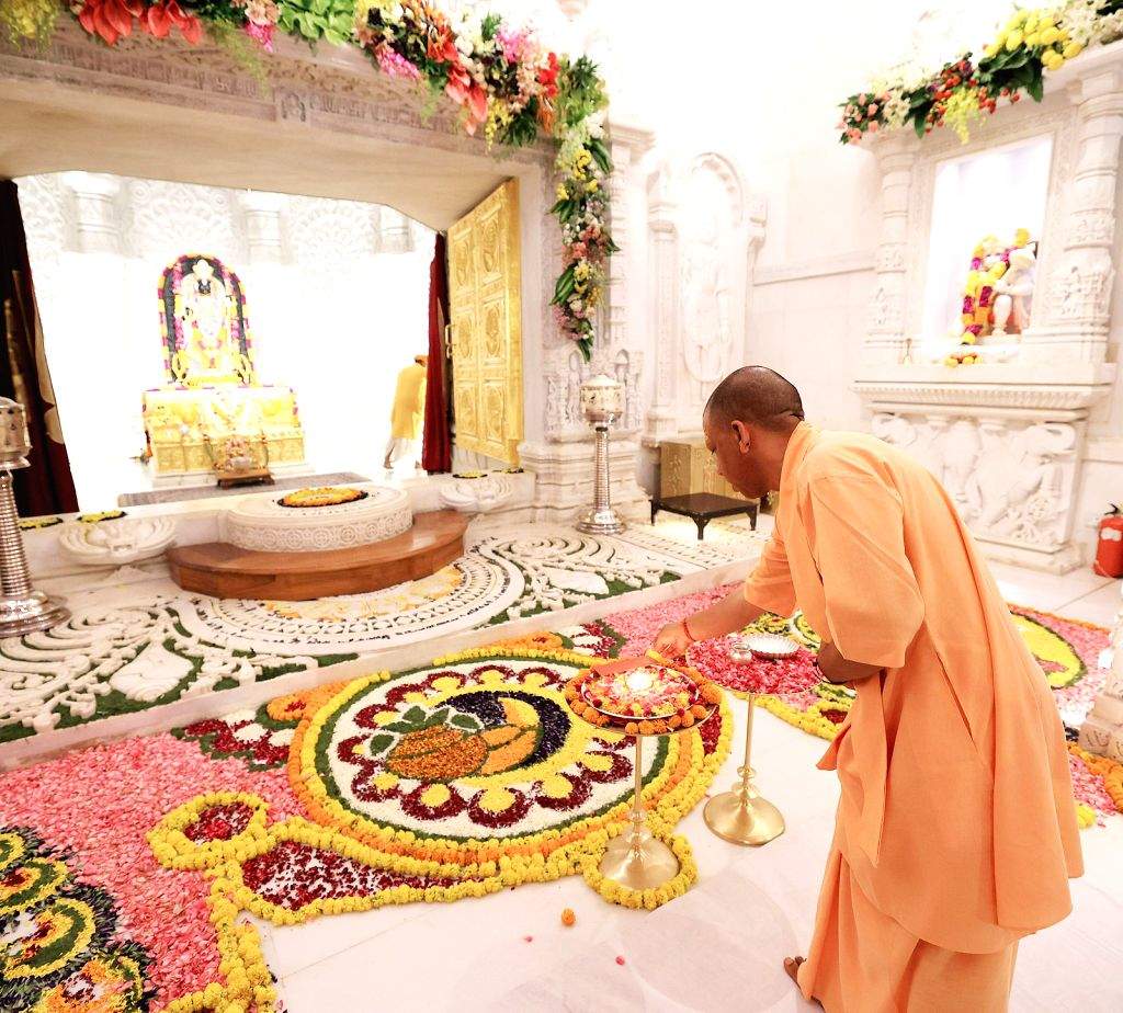Uttar Pradesh Chief Minister Yogi Adityanath offers prayers at Shri Ram ...
